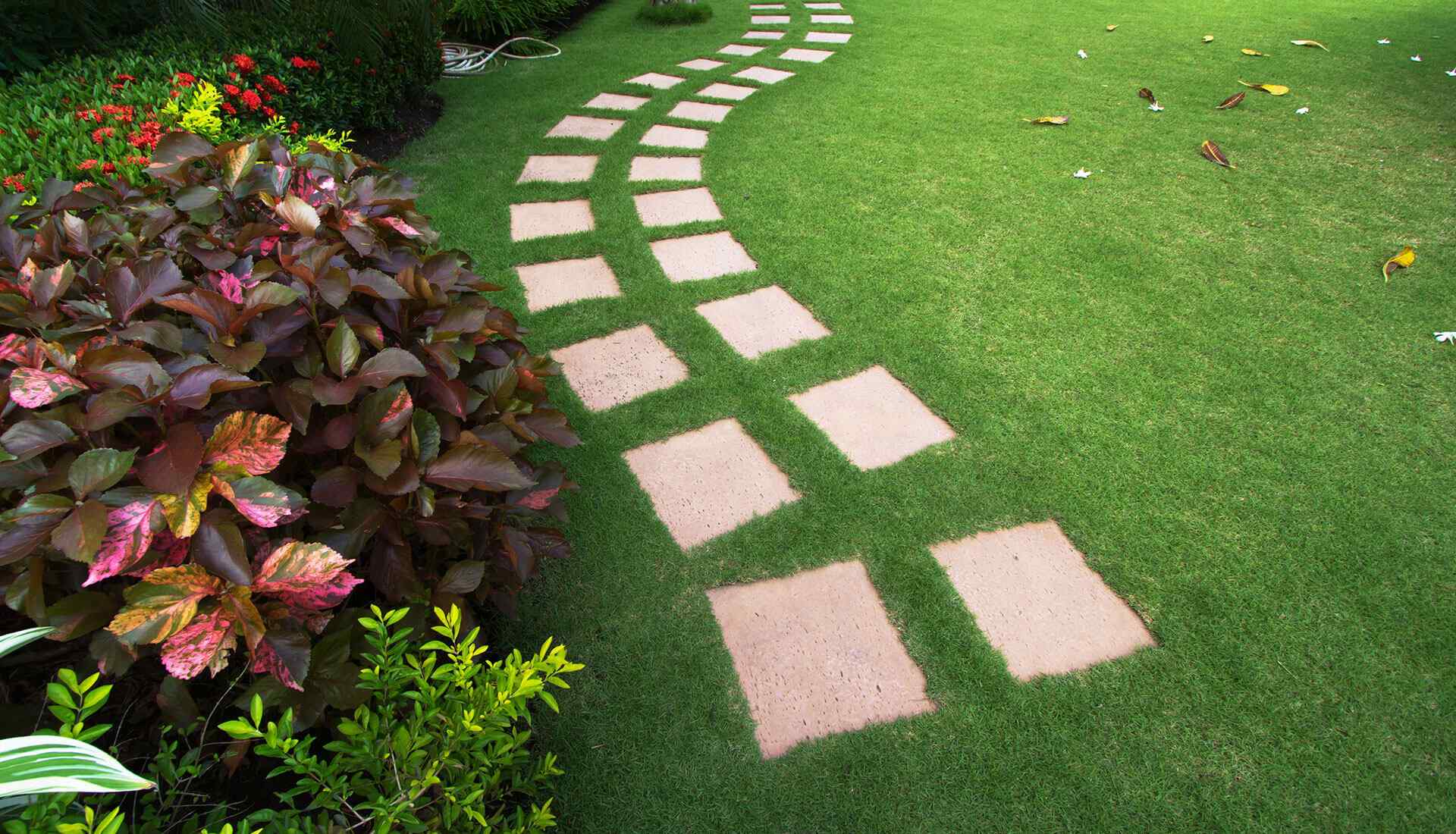 https://www.landscape-maintenance.co.uk/wp-content/uploads/2019/08/home_4_gallery_1.jpg